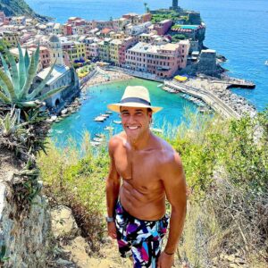 Laurent Maistret Instagram - Cia Tutti 🇮🇹🤌🏼
Gros bisous à tous en provenance des 5 terres en Italie.
Un lieu très joli avec plusieurs villages côte à côte entre les montagnes et mer. 

#italie #cinqueterre #graciemille #calzon #vernazza