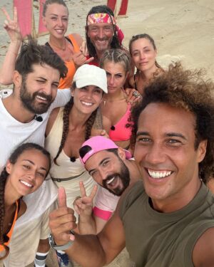 Laurent Maistret Instagram - Et voilà. C’est la fin d’une super saison des Apprentis Aventuriers qui prend fin. 
Un grand bravo à tous les candidats de cette saison 👏🏼
J’ai adoré partager cette aventure avec vous et sachez que j’ai beaucoup de respect pour vous 🙏🏾
J’ai tout fait pour vous mettre à bout avec de superbes épreuves et avec mes copains 🪳🕷️ mais vous vous êtes surpassés. (enfin peut être pas tous)…
Un grand bravo pour l’équipe blanche pour sa victoire !! Et chapeau à l’équipe 🟠 et 🔴. C’était très serré!!
Un grand merci à vous les téléspectateurs pour votre fidélité et j’espère que cette saison vous a plu.
Un grand merci à @w9officiel @bengiaz et @florencefayard de m’avoir fait confiance pour animer cette nouvelle saison. 
Bisous à tous !!!
