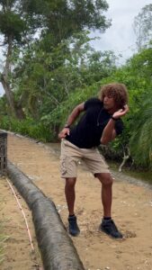 Laurent Maistret Instagram - Quand il pleut, rien ne vaut qu’une bonne danse de la pluie ☔️ 🕺🏾 N’est-ce pas?

#danse #pluie #kickboxer #vandamme #fan #lesapprentisaventuriers