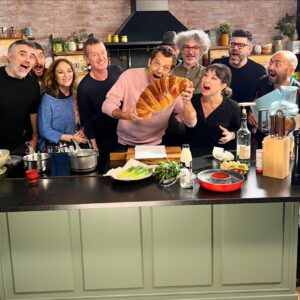 Laurent Mariotte Instagram - Quand @philippe_conticini apporte les croissants il ne fait pas semblant!
#petitsplatsenequilibre  @tf1 #lafineequipe