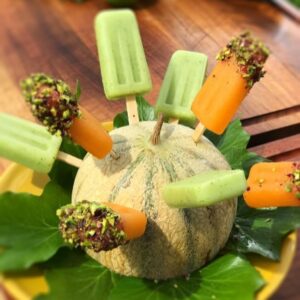 Laurent Mariotte Instagram - Frais, parfumé, désaltérant, c’est le moment d’avoir le melon! Du gaspacho aux esquimaux en passant par un carpaccio, je vous ai mis plein de recettes sur mon site 😉
WWW.LAURENTMARIOTTE.COM #melon #frais #été #cuisine #gaspacho #glace