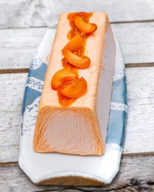 Laurent Mariotte Instagram - UN PEU DE FRAÎCHEUR🍑 Semifreddo a l’abricot. Chaque été j’aime faire ce dessert glacé italien. C’est le cousin de notre parfait français. Pas besoin de machine à glace. Un peu de patience et coup de frais garanti. Andiamo! 
La recette vous attend sur mon site
WWW.LAURENTMARIOTTE.COM
#glace #semifreddo #abricot #été #cuisine 📸 @nicolasedwige @lechopaysan  Poterie: @boissonniere