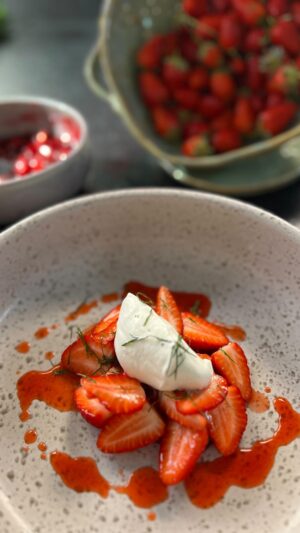Laurent Mariotte Instagram - La saison des fraises est ouverte. Qui de mieux que @philippe_conticini pour nous faire retomber en enfance avec un dessert facile à refaire 😉🍓
Bientôt dans le poste 📺
#petitsplatsenequilbre @tf1