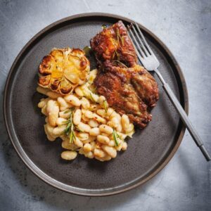 Laurent Mariotte Instagram - AGNEAU DE PÂQUES 🐣 Pour changer du gigot j’ai choisi de l’epigramme. Un morceau proche de la poitrine et abordable. Délicieux grillé je l’ai rôti au four. Et de belles mogettes pour accompagner. La recette est là ⬇️
#petitsplatsenequilibre #paques  #agneau #haricot #tradition
📸 @nicolasedwige 

800 g d’épigramme d’agneau
1 bocal de 800g de haricots blancs type Mogette de Vendée
1 têtes d’ail   1 gousse
10 branches de sarriette
3 branches de romarin
Huile d’olive
Huile de colza
Sel, poivre

Préchauffez le four à 180°C (th.6).

Dans un plat allant au four, déposez la viande, salez et poivrez. Disposez le romarin et la sarriette par-dessus. Arrosez d’huile d’olive et mélangez l’ensemble. Coupez la tête d’ail en deux dans l’épaisseur et disposez-la sur la viande. Enfournez pour 1h en retournant à mi-cuisson.

Egouttez et rincez les haricots blancs. Faites chauffer dans une casserole l’huile de colza, la gousse d’ail écrasée et un peu de romarin concassé. Plongez-y les haricots, salez, poivrez et mélangez le tout. Réchauffez quelques minutes.

Lorsque la viande et les haricots sont cuits, disposez au centre de la table, servez dans chaque assiette et dégustez.