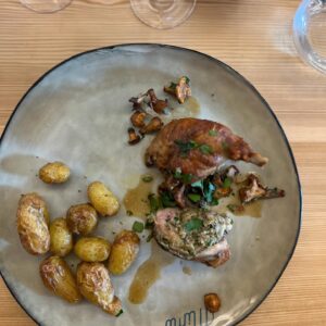 Laurent Mariotte Instagram - En tournage depuis 12 jours dans le beau Cantal nous avons eu la chance de goûter chaque jour à la cuisine de @chezmimibistrot à Raulhac. Christian Gaudel, l’ancien chef de l’auberge du Barez à Mur de Barez a repris cette institution villageoise avec sa femme Marie. Au menu une cuisine de cœur et l’accueil à la hauteur. 
Ce midi: œuf poché sauce calissanne, lapin farci aux herbes et Paris Brest.
Merci les amis pour votre accueil! 🙏
@cantalauvergne  #cantal  #vraibistrot #bellecuisine #cuisine #gastronomie 
#petitsplatsenequilibre @tf1 @tf1factory