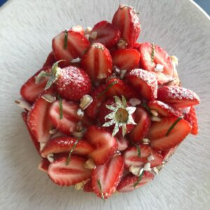 Laurent Mariotte Instagram - Il est venu le temps des fraises!Je vous en ai parlé vendredi dans @bonjourtf1 la matinale de @tf1. Vous êtes nombreux à me demander la recette de ma tarte aux fraises avec 3 ingrédients. Tiramisu, tartes, fraisier, je vous en ai mis plein sur mon site www.laurentmariotte.com. Bon lundi de Pentecôte 🍓