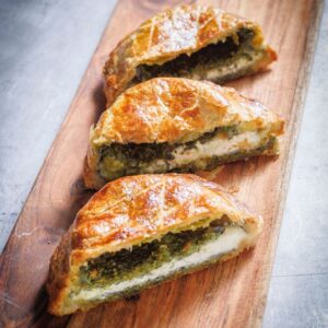 Laurent Mariotte Instagram - Ce midi j’ai emballé le Selles- sur-Cher! J’ai rehaussé ce délicieux fromage de chèvre d’un pesto de pousses d’épinards. Emballez c’est feuilleté !
#petitsplatsenequilibre @tf1 @sellessurcheraop #fromage 
La recette ⬇️
 
Ingrédients (pour 4 pers.) : 
2 Selles-sur-Cher (150 g / pièce)
2 pâtes feuilletées pur beurre
50 g de noisettes
1 petite gousse d’ail
150 g de pousses d’épinards frais
1 oeuf
 
Préchauffez le four à 170°C (th.6).
 
Lavez les pousses d’épinards et essorez-les.
 
Versez les noisettes dans le bol d’un blender. Ajoutez 30 g de pousses d’épinards, l’ail pressé, une pincée de sel, 2 cuillères à soupe d’huile d’olive et mixez pour obtenir un pesto légèrement granuleux.
 
Découpez 4 cercles de 13cm de diamètre dans les pâtes feuilletées. Posez deux cercles de pâtes sur une plaque recouverte de papier cuisson, garnissez d’un peu de pesto, mouillez les bordures et déposez les Selles-sur-Cher au centre.
 
Versez le reste de pesto sur les fromages et recouvrez avec les deux pâtes feuilletées restantes. Pressez les bords pour bien les souder. Dorez le dessus avec l’œuf battu, décorez avec l’envers de la lame d’un couteau et enfournez pour 30 minutes.
 
Une fois cuits, coupez les feuilletés en deux et servez une moitié par assiette, accompagnée d’une salade.