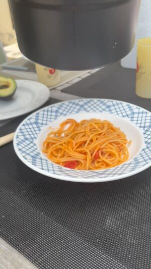 Laurent Mariotte Instagram - Pause gourmande en passant chez mon ami @raphmezrahi. Toujours aussi fort en pâtes! Sa version personnelle des pâtes alla putanesca 👍👏☀️ #pasta #cuisine #lacuisinedhuguesdelatte