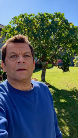 Laurent Mariotte Instagram - En tournage dans le Cantal pour vous faire de belles recettes d’été 😉 Paisibles et décontractés avec la fine équipe dans une  région accueillante et verdoyante.  @tf1 @cantalauvergne @tf1factory