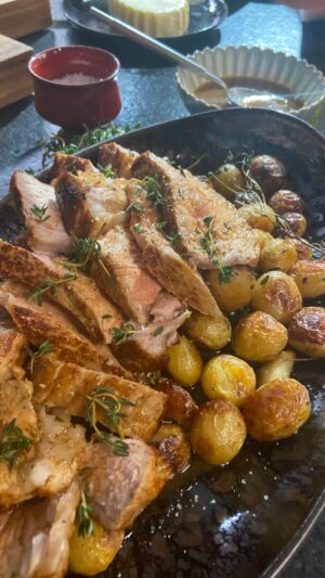Laurent Mariotte Instagram - CÔTE DE VEAU et jus maison ! Un vrai plat du Dimanche. Une belle coloration et une finition au four pour conserver le moelleux de la côte et pendant ce temps là un petit jus court avec les sucs de cuisson . À déguster avant ou après aller voter 😉 La recette est là ⬇️
#cotedeveau #jus #dimanche 

 1 côte de veau de 1,2kg ficelée
Un peu de parures de veau (gras)
Huile de pépins de raisins
30 g 50 g de beurre 1/2 sel
2 branches de thym frais
1 carotte
1 oignon
4 gousses d’ail
600 g de pommes de terre nouvelles
Sel gris fin, gros sel gris, poivre du moulin

Faites chauffer la cocotte avec un peu d’huile et 30 g de beurre. Dès qu’il est mousseux, déposez la côte de veau dans la cocotte et colorez sur la première face 8 à 10 minutes tout en l’arrosant de gras à l’aide d’une cuillère. Ajoutez les parures. Retournez la côte et renouvelez l’opération, puis de même sur la tranche.

Épluchez et taillez en tranche épaisse l’oignon et la carotte.
Préchauffer le four à 120 °C.

Débarrassez la côte dans un plat et réservez avant de finir la cuisson. Colorez-les parures, puis ajoutez la garniture et colorez 3 minutes de chaque côté. Ajoutez le thym et 2 gousses d’ail écrasées. Déglacez avec un verre d’eau (ou du vin blanc si vous préférez) puis détachez les sucs avec une spatule. Laissez réduire presque à sec puis couvrez d’eau froide et laissez mijoter pendant 30 minutes. Enfournez la côte de veau.

Lavez les pommes de terre et versez dans une casserole remplie d’eau froide avec un peu de gros sel. Portez à ébullition, égouttez puis versez dans une poêle chaude avec huile et beurre. Ajoutez le thym et l’ail en chemise. Faites les rissoler en les remuant de temps en temps. Il faut compter 15 à 20 minutes.

Taillez la côte en tranches épaisses, déposez dans le plat de service accompagné des pommes de terres et arrosez d’un peu de jus filtré . Assaisonnez et servez le restant de jus en saucière.