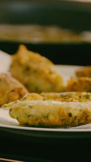 Laurent Mariotte Instagram - Des croquettes de courgettes! En Grèce on les appelle des Kolokythokeftedes.
Faciles à faire avec les premières courgettes. Je vous laisse faire.
#petitsplatsenequilibre @tf1 #courgette #beignets
