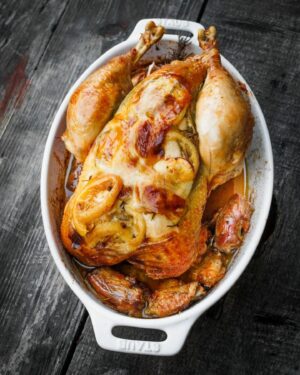 Laurent Mariotte Instagram - Rien de tel qu’un bon poulet fermier au citron  pour le week-end. En vente direct à la ferme par exemple à l’occasion des journées nationales de l’agriculture ce week-end 😉 Après avoir testé différentes version, c’est mon poulet au citron préféré 🐓🍋
Je vous mets la recette ici ⬇️ 
#poulet #pouletaucitron 
📸 @nicolasedwige 

1 gros poulet fermier vidé et bridé
2 citrons jaunes bio
60g de beurre 1/2 sel mou
2 branches de romarin
3 gousses d’ail
Gros sel gris, poivre noir en grains et poivre du moulin

Préchauffez le four à 170°C.

Lavez et râpez le zeste des citrons dans un bol. Ajoutez le beurre mou et mélangez. Ciselez une branche de romarin puis ajoutez-la au beurre ; poivrez et mélangez à nouveau.

Décollez la peau des blancs de poulet avec le doigt et glissez le beurre citronné sous la peau puis répartissez le reste du beurre sur toute la chair.

Taillez un des citrons en tranches et glissez-les sous la peau du poulet. Taillez l’autre citron en quartiers et placez-le dans le coffre du poulet avec une pincée de gros sel, une cuillère à café de poivre en grains, l’ail en chemise éclaté et l’autre branche de romarin.

Placez le poulet sur le flan dans le plat à gratin. Assaisonnez et enfournez pendant 30 minutes. Retournez le poulet sur l’autre flanc et poursuivez la cuisson pendant 30 minutes à nouveau. Enfin, placez le poulet sur les blancs et terminez la cuisson pendant 30 minutes en ajoutant un verre d’eau dans le plat à gratin.

Présentez-le entier dans le plat avec son jus de cuisson, avant de le couper en morceaux.