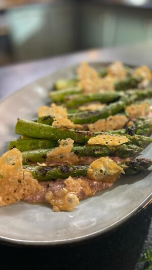 Laurent Mariotte Instagram - De belles asperges vertes, une faisselle de chèvre frais , des olives noir et c’est le printemps ! #petitsplatsenequilibre #asperge #aspergesvertes