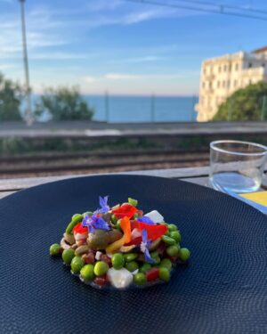 Laurent Mariotte Instagram - Quelques bonnes tables à retenir sur la côte basque. De l’auberge au restaurant de plage en passant par le bistrot chic il y’en a pour tous les goûts.

1- @le.poincon.guethary Avec vue sur l’océan et les trains qui passent Paul Dubertrand envoie des assiettes bien assaisonnées et du jus en veux tu en voilà ! Petits pois/ fèves au vinaigre de sureau.

2- Le Bahia Beach à Bidart. Institution locale tenue par Alain Gosselin, les moules au jambon Serrano font partie des essentiels ! Bien relevées par le Xipister local. Addiction assurée !

3- @la.ferme.ostalapia avec vue sur la RHUNE régale avec des plats entre terre et mer. Poissons grillés pour 2, ris de veau braisés à souhait, côte de bœuf, Elisa Duplessis continue de faire briller l’adresse tenue longtemps par Christian  le paternel. Excellente carte des vins🍷

4- @anaia_restaurant_snack . Sur la plage de Bidart centre, entre l’accueil et les plats, ce restaurant de plage sait recevoir. Délicieux chipiron purée réveillé par un jus aux herbes de caractère. 

5- Et comme il faut toujours finir sur une note sucrée, faites un tour à @maisonadam1660 pour déguster les délicieux macarons. La recette servie au mariage de Louis XIV et de l’infante d’Espagne Marie Thérèse n’a pas bougé!

Adio!