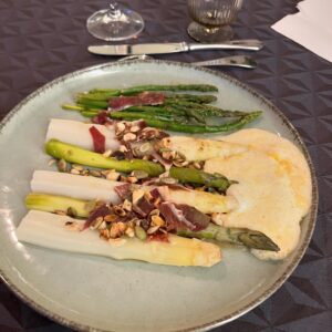 Laurent Mariotte Instagram - C’est la saison des asperges! Blanches, vertes, je vois qu’elles vous inspirent. Avec des œufs mollets ou une belle sauce mousseline? Comment aimez vous les accompagner ? On est en plein dans la saison. Regardez bien, les prix baissent et surveillez les promos 😉
#asperges #saison #printemps