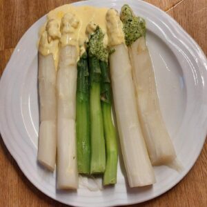 Laurent Mariotte Instagram - C’est la saison des asperges! Blanches, vertes, je vois qu’elles vous inspirent. Avec des œufs mollets ou une belle sauce mousseline? Comment aimez vous les accompagner ? On est en plein dans la saison. Regardez bien, les prix baissent et surveillez les promos 😉
#asperges #saison #printemps