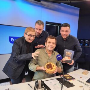 Laurent Mariotte Instagram - On en fait tout un FLAN ce matin sur @europe1 de 11h à 12h30😉 Vous saurez tout sur ce délice pâtissier et @arnaud.ducret nous rejoint autour d’une volaille rôtie comme jamais par @rosette.restaurant. @juchamalo @soniaezgulian @olivierpoels #latabledesbonsvivants
