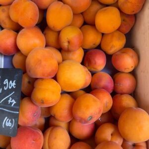 Laurent Mariotte Instagram - L’ABRICOT ☀️ Je vous en ai parlé ce matin dans @bonjourtf1 , c’est la pleine saison de ce fruit moelleux et parfumé. N’hésitez pas à découvrir les différentes variétés. Voici ma recette de Tian d’abricot avec des pêches. D’autres douceurs vous attendent sur mon site. 
WWW.LAURENTMARIOTTE.COM
Bon week-end 😉
#abricot #dessert @tf1 

12 abricots un peu fermes
12 pêches blanches
1 branche de romarin
4 brins de menthe
4 cuil. à soupe d’huile d’olive
4 cuil. à soupe de miel

Préchauffez le four à 200°C (th. 6-7).
Coupez en deux les pêches et les abricots et dénoyautez-les. Coupez ensuite chaque moitié de fruit en deux ou 3 dans la hauteur, pour en obtenir des tranches de 3 à 5 mm d’épaisseur.

Disposez-les à la verticale dans un plat allant au four en alternant tranches de pêche et tranches d’abricot. Badigeonnez-les d’huile d’olive et de miel, puis enfournez pour 10 min.

Sortez le plat du four et posez sur les fruits la branche de romarin. Enfournez de nouveau pour 10 min. A la sortie du four, parsemez le tian de feuilles de menthe ciselées.
Dégustez chaud ou tiède, avec une glace à la pistache ou au lait d’amande.