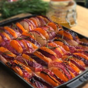 Laurent Mariotte Instagram - L’ABRICOT ☀️ Je vous en ai parlé ce matin dans @bonjourtf1 , c’est la pleine saison de ce fruit moelleux et parfumé. N’hésitez pas à découvrir les différentes variétés. Voici ma recette de Tian d’abricot avec des pêches. D’autres douceurs vous attendent sur mon site. 
WWW.LAURENTMARIOTTE.COM
Bon week-end 😉
#abricot #dessert @tf1 

12 abricots un peu fermes
12 pêches blanches
1 branche de romarin
4 brins de menthe
4 cuil. à soupe d’huile d’olive
4 cuil. à soupe de miel

Préchauffez le four à 200°C (th. 6-7).
Coupez en deux les pêches et les abricots et dénoyautez-les. Coupez ensuite chaque moitié de fruit en deux ou 3 dans la hauteur, pour en obtenir des tranches de 3 à 5 mm d’épaisseur.

Disposez-les à la verticale dans un plat allant au four en alternant tranches de pêche et tranches d’abricot. Badigeonnez-les d’huile d’olive et de miel, puis enfournez pour 10 min.

Sortez le plat du four et posez sur les fruits la branche de romarin. Enfournez de nouveau pour 10 min. A la sortie du four, parsemez le tian de feuilles de menthe ciselées.
Dégustez chaud ou tiède, avec une glace à la pistache ou au lait d’amande.