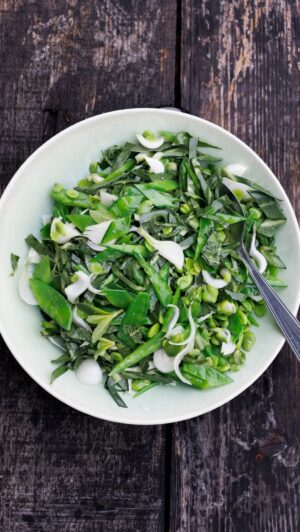Laurent Mariotte Instagram - Du vert pour accompagner le soleil ☀️ 🫛Salade de printemps les amis! #petitsplatsenequilibre  @tf1 #saison #printemps #salade #verdure