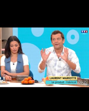 Laurent Mariotte Instagram - L’ABRICOT ☀️ Je vous en ai parlé ce matin dans @bonjourtf1 , c’est la pleine saison de ce fruit moelleux et parfumé. N’hésitez pas à découvrir les différentes variétés. Voici ma recette de Tian d’abricot avec des pêches. D’autres douceurs vous attendent sur mon site. 
WWW.LAURENTMARIOTTE.COM
Bon week-end 😉
#abricot #dessert @tf1 

12 abricots un peu fermes
12 pêches blanches
1 branche de romarin
4 brins de menthe
4 cuil. à soupe d’huile d’olive
4 cuil. à soupe de miel

Préchauffez le four à 200°C (th. 6-7).
Coupez en deux les pêches et les abricots et dénoyautez-les. Coupez ensuite chaque moitié de fruit en deux ou 3 dans la hauteur, pour en obtenir des tranches de 3 à 5 mm d’épaisseur.

Disposez-les à la verticale dans un plat allant au four en alternant tranches de pêche et tranches d’abricot. Badigeonnez-les d’huile d’olive et de miel, puis enfournez pour 10 min.

Sortez le plat du four et posez sur les fruits la branche de romarin. Enfournez de nouveau pour 10 min. A la sortie du four, parsemez le tian de feuilles de menthe ciselées.
Dégustez chaud ou tiède, avec une glace à la pistache ou au lait d’amande.