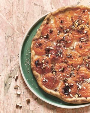 Laurent Mariotte Instagram - L’ABRICOT ☀️ Je vous en ai parlé ce matin dans @bonjourtf1 , c’est la pleine saison de ce fruit moelleux et parfumé. N’hésitez pas à découvrir les différentes variétés. Voici ma recette de Tian d’abricot avec des pêches. D’autres douceurs vous attendent sur mon site. 
WWW.LAURENTMARIOTTE.COM
Bon week-end 😉
#abricot #dessert @tf1 

12 abricots un peu fermes
12 pêches blanches
1 branche de romarin
4 brins de menthe
4 cuil. à soupe d’huile d’olive
4 cuil. à soupe de miel

Préchauffez le four à 200°C (th. 6-7).
Coupez en deux les pêches et les abricots et dénoyautez-les. Coupez ensuite chaque moitié de fruit en deux ou 3 dans la hauteur, pour en obtenir des tranches de 3 à 5 mm d’épaisseur.

Disposez-les à la verticale dans un plat allant au four en alternant tranches de pêche et tranches d’abricot. Badigeonnez-les d’huile d’olive et de miel, puis enfournez pour 10 min.

Sortez le plat du four et posez sur les fruits la branche de romarin. Enfournez de nouveau pour 10 min. A la sortie du four, parsemez le tian de feuilles de menthe ciselées.
Dégustez chaud ou tiède, avec une glace à la pistache ou au lait d’amande.