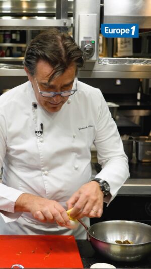 Laurent Mariotte Instagram - ➡️ Le chef @yannickalleno triplement étoilé, dirige dix-huit restaurants dont le Pavillon Ledoyen à Paris. Il nous livre sa recette de blanquette de veau aux morilles dans La Table des Bons Vivants présentée par Laurent Mariotte sur #europe1 🍽️

A vos fourneaux ! 😋

[recette; gastronomie; Yannick Alleno; Laurent Mariotte]