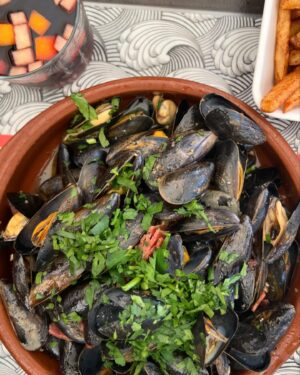 Laurent Mariotte Instagram - Quelques bonnes tables à retenir sur la côte basque. De l’auberge au restaurant de plage en passant par le bistrot chic il y’en a pour tous les goûts.

1- @le.poincon.guethary Avec vue sur l’océan et les trains qui passent Paul Dubertrand envoie des assiettes bien assaisonnées et du jus en veux tu en voilà ! Petits pois/ fèves au vinaigre de sureau.

2- Le Bahia Beach à Bidart. Institution locale tenue par Alain Gosselin, les moules au jambon Serrano font partie des essentiels ! Bien relevées par le Xipister local. Addiction assurée !

3- @la.ferme.ostalapia avec vue sur la RHUNE régale avec des plats entre terre et mer. Poissons grillés pour 2, ris de veau braisés à souhait, côte de bœuf, Elisa Duplessis continue de faire briller l’adresse tenue longtemps par Christian  le paternel. Excellente carte des vins🍷

4- @anaia_restaurant_snack . Sur la plage de Bidart centre, entre l’accueil et les plats, ce restaurant de plage sait recevoir. Délicieux chipiron purée réveillé par un jus aux herbes de caractère. 

5- Et comme il faut toujours finir sur une note sucrée, faites un tour à @maisonadam1660 pour déguster les délicieux macarons. La recette servie au mariage de Louis XIV et de l’infante d’Espagne Marie Thérèse n’a pas bougé!

Adio!