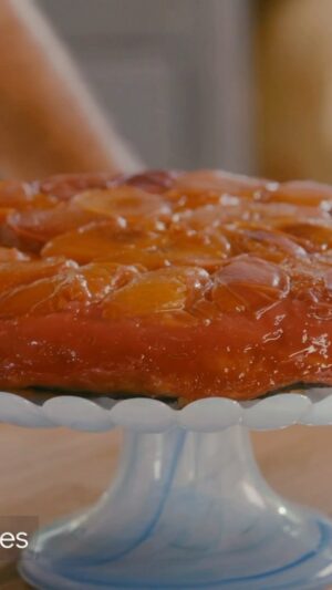 Laurent Mariotte Instagram - En été j’adore faire des tartes! C’est la saison des pêches, allons y pour une Tatin! Simple et efficace comme j’aime!
4 ingrédients! #tarte #tatin #peche #cuisine
