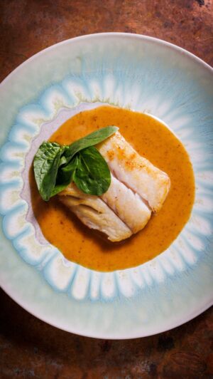 Laurent Mariotte Instagram - Vous me demandez souvent des recettes simples pour cuisiner le poisson. En voici une avec du lieu noir! Merci au chef Normand Julien Lefebvre pour l’inspiration . Depuis qu’il m’a fait découvrir cette sauce normande je ne m’en lasse pas ! @restaurantatre_julienlefebvre #petitsplatsenequilibre @tf1
