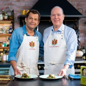 Laurent Mariotte Instagram - Regardez qui vient bientôt dans Petits Plats en équilibre ! Fervent téléspectateur de l’émission 
S.A.S Le Prince Albert II de Monaco sera à mes côtés pour cuisiner une recette à 4 mains avec les légumes de saison du potager princier. Engagé depuis de nombreuses années en faveur de l’environnement, le prince est attaché à une cuisine de produits de saison depuis son enfance. Il s’agit de l’un des premiers actes écologiques 😉 Rendez vous le 3 juin à 12h50 sur @tf1.
📸 Michaël Alési / Palais Princier 
#petitsplatsenequilibre @tf1factory