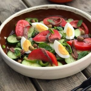 Laurent Mariotte Instagram - C’est une météo à salade ☀️Après une immersion à Nice pour ma revue, je vous ai rapporté la version officielle de la niçoise. Rien de cuit à part les œufs durs! La recette est là ⬇️ il y’en a plein d’autres sur mon site www.laurentmariotte.com #salade
#nicoise #cuisine #ete #lespetitsplatsdelaurentmariotte 

– 6 moyennes tomates
– 2 œufs durs
– 1 concombre
– 1 poivron vert
– 150 g de févettes épluchées
– 1 gousse d’ail
– 4 jeunes oignons ‘cebette’
– 4 feuilles de basilic
– 200 g d’anchois
– 100 g d’olives niçoises
– 2 cl d’huile d’olive
– Sel, poivre

Coupez les tomates et les œufs en quartiers. Salez les tomates. Taillez en rondelles le concombre, le poivron et les oignons. Frottez le saladier à l’ail, mettez tous les ingrédients dedans sauf les tomates, les œufs et les anchois, mélangez. Posez les tomates, les œufs et les anchois sur la ‘Niçoise’, versez l’huile en filet, parsemez le basilic.