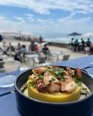Laurent Mariotte Instagram - Quelques bonnes tables à retenir sur la côte basque. De l’auberge au restaurant de plage en passant par le bistrot chic il y’en a pour tous les goûts.

1- @le.poincon.guethary Avec vue sur l’océan et les trains qui passent Paul Dubertrand envoie des assiettes bien assaisonnées et du jus en veux tu en voilà ! Petits pois/ fèves au vinaigre de sureau.

2- Le Bahia Beach à Bidart. Institution locale tenue par Alain Gosselin, les moules au jambon Serrano font partie des essentiels ! Bien relevées par le Xipister local. Addiction assurée !

3- @la.ferme.ostalapia avec vue sur la RHUNE régale avec des plats entre terre et mer. Poissons grillés pour 2, ris de veau braisés à souhait, côte de bœuf, Elisa Duplessis continue de faire briller l’adresse tenue longtemps par Christian  le paternel. Excellente carte des vins🍷

4- @anaia_restaurant_snack . Sur la plage de Bidart centre, entre l’accueil et les plats, ce restaurant de plage sait recevoir. Délicieux chipiron purée réveillé par un jus aux herbes de caractère. 

5- Et comme il faut toujours finir sur une note sucrée, faites un tour à @maisonadam1660 pour déguster les délicieux macarons. La recette servie au mariage de Louis XIV et de l’infante d’Espagne Marie Thérèse n’a pas bougé!

Adio!