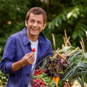 Laurent Mariotte Instagram - Il est venu le temps des fraises!Je vous en ai parlé vendredi dans @bonjourtf1 la matinale de @tf1. Vous êtes nombreux à me demander la recette de ma tarte aux fraises avec 3 ingrédients. Tiramisu, tartes, fraisier, je vous en ai mis plein sur mon site www.laurentmariotte.com. Bon lundi de Pentecôte 🍓