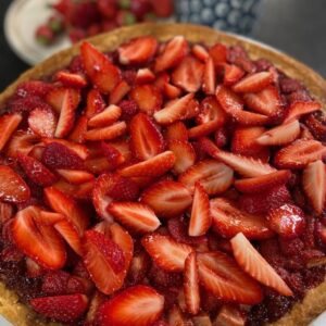 Laurent Mariotte Instagram - Il est venu le temps des fraises!Je vous en ai parlé vendredi dans @bonjourtf1 la matinale de @tf1. Vous êtes nombreux à me demander la recette de ma tarte aux fraises avec 3 ingrédients. Tiramisu, tartes, fraisier, je vous en ai mis plein sur mon site www.laurentmariotte.com. Bon lundi de Pentecôte 🍓