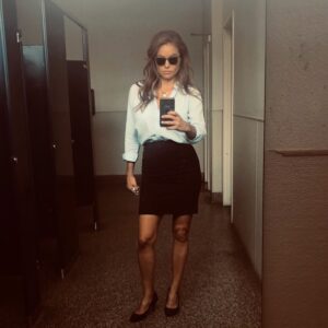 Laurie Fortier Instagram - meeting in the ladies room 
💥📸💫
.
.
.
#setlife #character #selfie #bathroomselfie #onset #actorslife #actress #actor #filmmaking #tv #la #love #onlyonelife