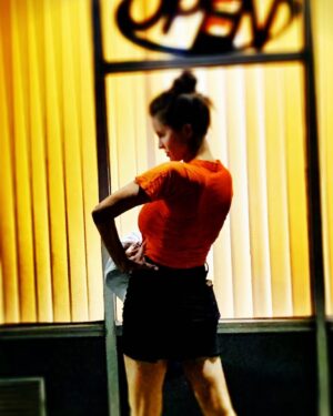 Laurie Fortier Instagram - Open and ready
💛🧡🖤
.
.
.
#tb #detroitnights #detroit #7milemary #actresslife #photooftheday #photography #artpic #twd 
#photoshoot #love #anonymous #onlyonelife