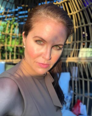 Laurie Fortier Instagram - Well hello light 6:52am selfie. All nighter🎬
( thank you @headkase_studios_llc 😘)
.
.
#allnighter #nights #selfie #onset #setlife #filming #LA #actorslife #actress #tv #onlyonelife