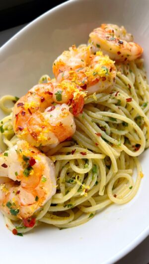 Lawrence Duran Instagram - One of my go-to dishes. Simple ingredients and takes about 15 minutes to put together 

Pasta/ Garlic/ Chili flakes/ Chili peppers/ Lemon zest/ Lemon juice/ Parsley/ Shrimp/ Olive oil/ Butter

Knife: @messermeister 🔪 

#pasta #shrimp #comfortfood #shrimpscampi #funwithfood #privatechef #wahlbergchef #family #blessed