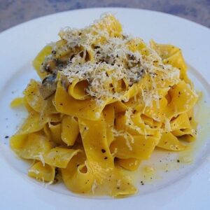 Lawrence Duran Instagram - Cacio e pepe con funghi
A dish I recently had in Italy 🇮🇹 .
.
.
.
.
.
.
.
#Pappardelle #ItalianFood #ComfortFood #PicOfTheDay #cacioepepe #IGDaily #InstaGood #Pasta #Family #PrivateChef #WahlbergChef #Blessed