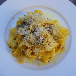 Lawrence Duran Instagram - Cacio e pepe con funghi
A dish I recently had in Italy 🇮🇹 .
.
.
.
.
.
.
.
#Pappardelle #ItalianFood #ComfortFood #PicOfTheDay #cacioepepe #IGDaily #InstaGood #Pasta #Family #PrivateChef #WahlbergChef #Blessed