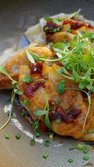 Lawrence Duran Instagram - Carnitas Gyoza
Leftover carnitas/ Wonton wrappers/ Chipotle salsa macha

Take just about any leftover meat, stuff it into a wonton wrapper, boil or steam them then fry them up and you’ve got a quick and easy afternoon snack. 

#snacktime #funwithfood #comfort #carnitas #gyoza #privatechef #wahlbergchef #family #blessed
