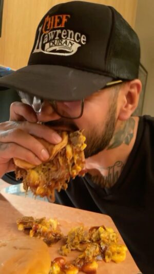 Lawrence Duran Instagram - Pulled Pork & Mac n Cheese Slider

~An episode of late night eats~

“It’s Gonna Be Good”

#latenighteats #bbq #sliders #funwithfood  #goodtimes #comfortfood #privatechef #wahlbergchef #family #blessed