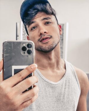 Lawrran Couto Instagram - Selfie no banheiro, pq faz tempo que não tem