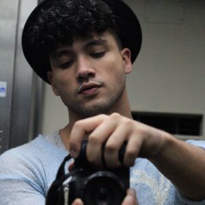 Lawrran Couto Instagram - Fotografei sua alma 5 vezes
1º Quando estávamos sós 
Preso a nossos nós 
Onde um palavra não descreveria 
A forma como eu te via 
2º quando te vi sonhar 
E desenhar tua opinião 
Mais linda que a canção 
Que eu ouvia pra deitar 
 3º quando minha confusão 
 Visível  ou não 
Chamou tua atenção 
Pra pegar minha mão 
4º quando sorri sincero 
Mesmo com todos os pesares 
Ainda lembro do primeiro sorriso 
Difícil não lembrar
5º quando a lágrimas eram verdadeiras 
As noites eram doidas 
Mas ainda achamos maneiras
De se fotografar todos os dias 

Feliz dia mundial da fotografia  a todos que me capturaram e trouxeram minha essência pra cada foto