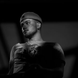 Lawrran Couto Instagram - Fotografei sua alma 5 vezes
1º Quando estávamos sós 
Preso a nossos nós 
Onde um palavra não descreveria 
A forma como eu te via 
2º quando te vi sonhar 
E desenhar tua opinião 
Mais linda que a canção 
Que eu ouvia pra deitar 
 3º quando minha confusão 
 Visível  ou não 
Chamou tua atenção 
Pra pegar minha mão 
4º quando sorri sincero 
Mesmo com todos os pesares 
Ainda lembro do primeiro sorriso 
Difícil não lembrar
5º quando a lágrimas eram verdadeiras 
As noites eram doidas 
Mas ainda achamos maneiras
De se fotografar todos os dias 

Feliz dia mundial da fotografia  a todos que me capturaram e trouxeram minha essência pra cada foto