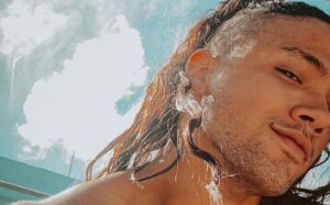 Lawrran Couto Instagram - Vitão de coque?
Tarzan industrializado? 
Hallowen chegou e eu tô equipado