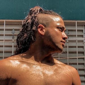 Lawrran Couto Instagram - Vitão de coque?
Tarzan industrializado? 
Hallowen chegou e eu tô equipado