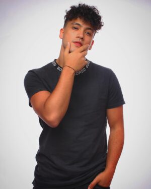 Lawrran Couto Instagram - Deixa eu ser a música que tu coloca no repeat