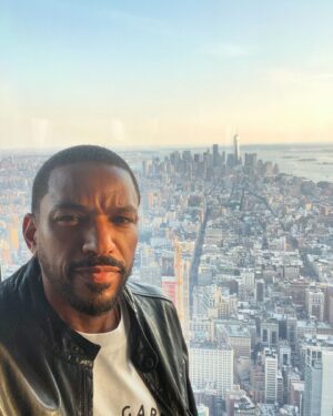Laz Alonso Instagram - A couple of weeks ago when we did the visit to @empirestatebldg. If you haven’t done the tour it’s worth it, we went to the very top, so high that helicopters were flying beneath us. Last picture, we got a little visit from Vhagar, the star of one of our competitor shows. I let her know I’m #TeamBlack